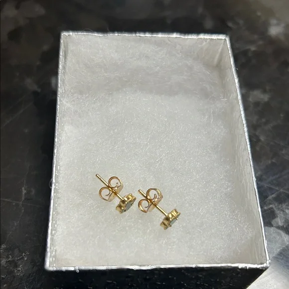 Elegant Gold and Green Clover Earrings - Picture 2 of 4